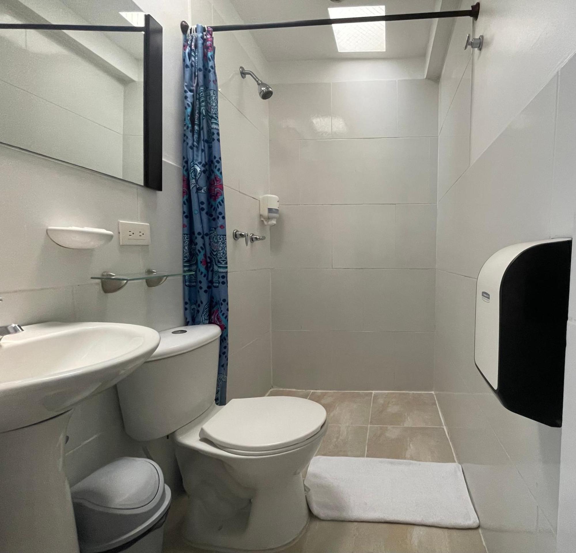 Hostal Lleras Calle 8 Medellín Eksteriør billede