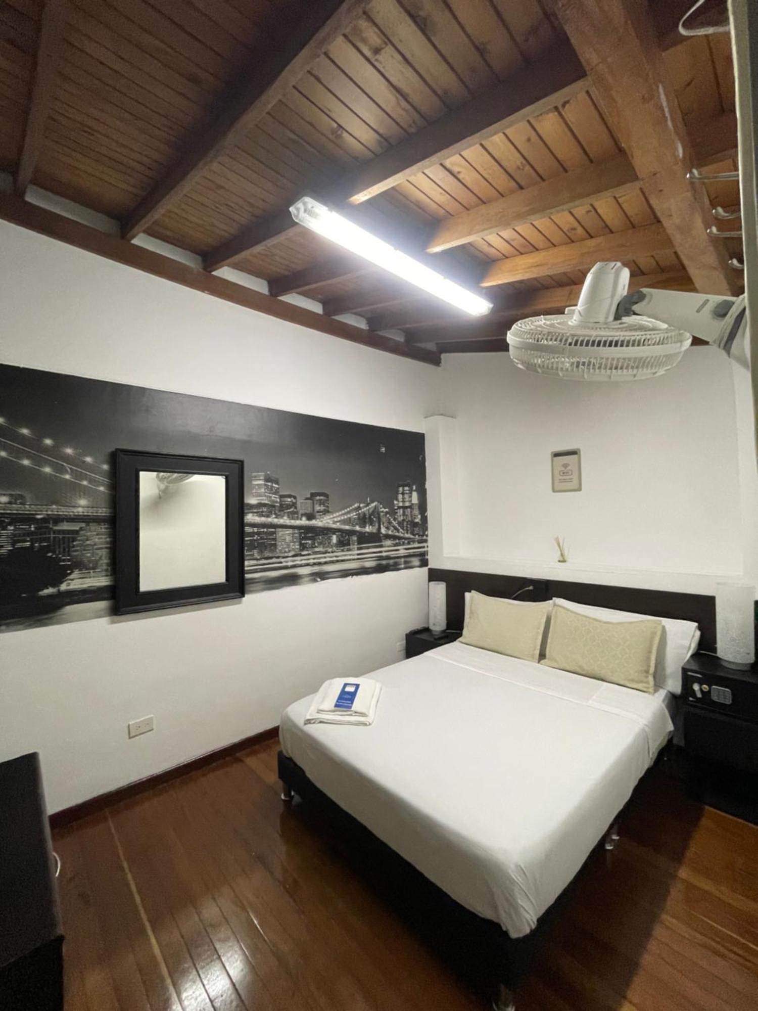 Hostal Lleras Calle 8 Medellín Eksteriør billede