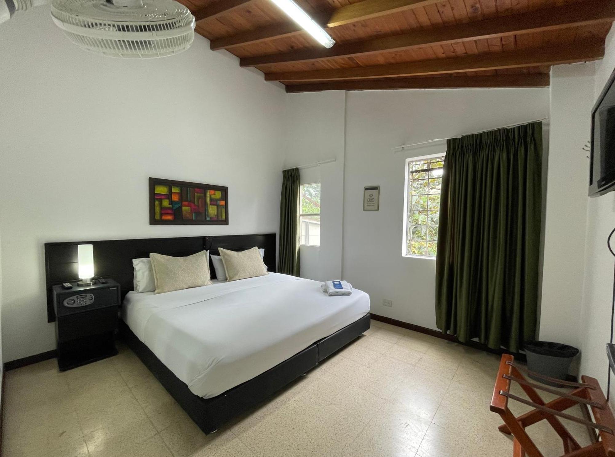 Hostal Lleras Calle 8 Medellín Eksteriør billede