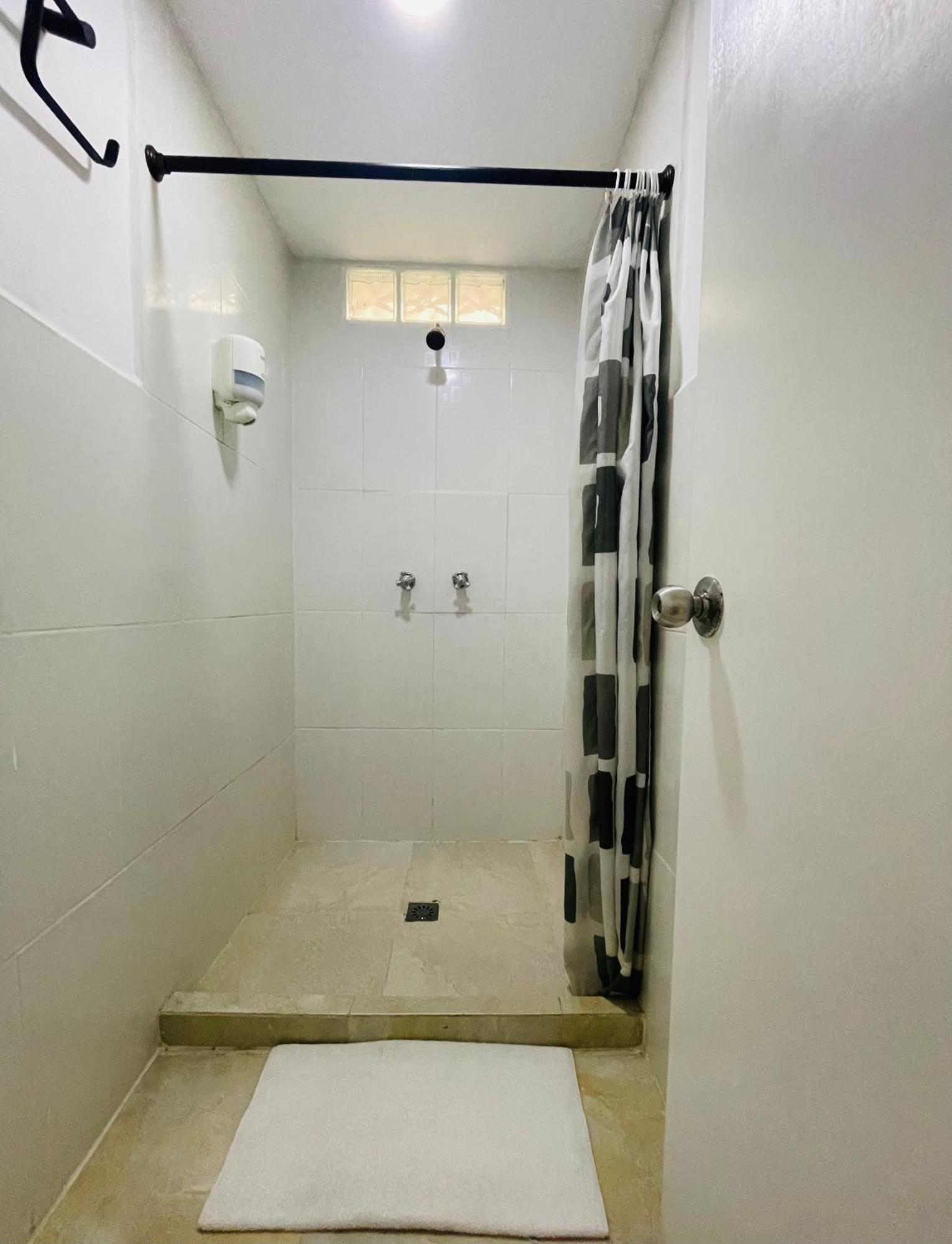 Hostal Lleras Calle 8 Medellín Eksteriør billede